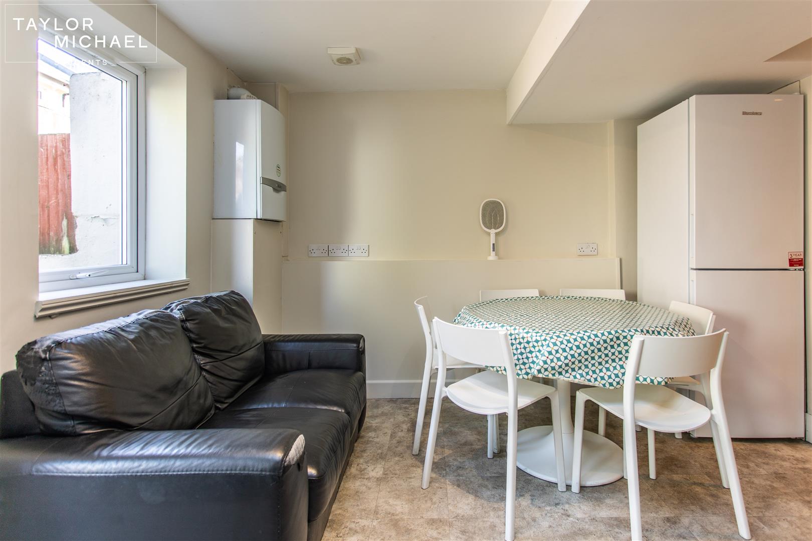 Livingroom/Dining Area